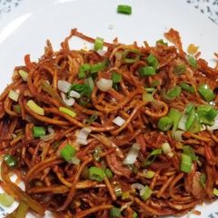 A picture of Chinese noodles.