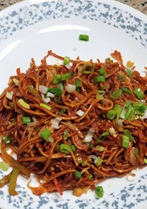 A picture of Chinese noodles.