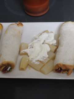 Una foto de Enrollado de pan de molde con embutido