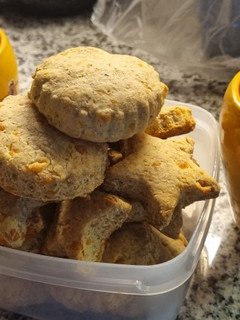 Una foto de Bizcochitos de avena, pistacho y queso