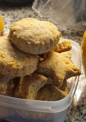 Una foto de Bizcochitos de avena, pistacho y queso