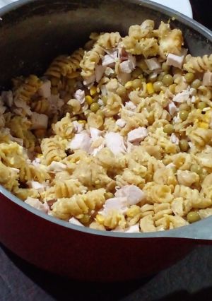 Una foto de 『 Fideos y arveja revueltos 』