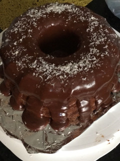 Una foto de Torta de naranja con cubierta de chocolate y coco