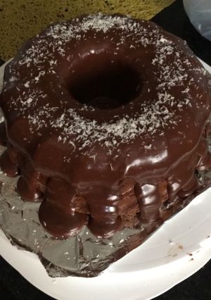 Una foto de Torta de naranja con cubierta de chocolate y coco