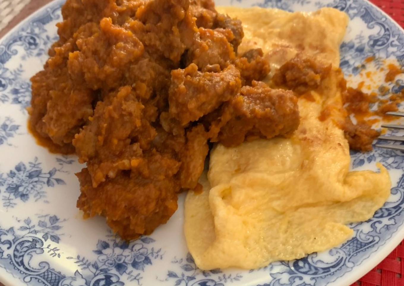 Ragú de cerdo con tortilla francesa