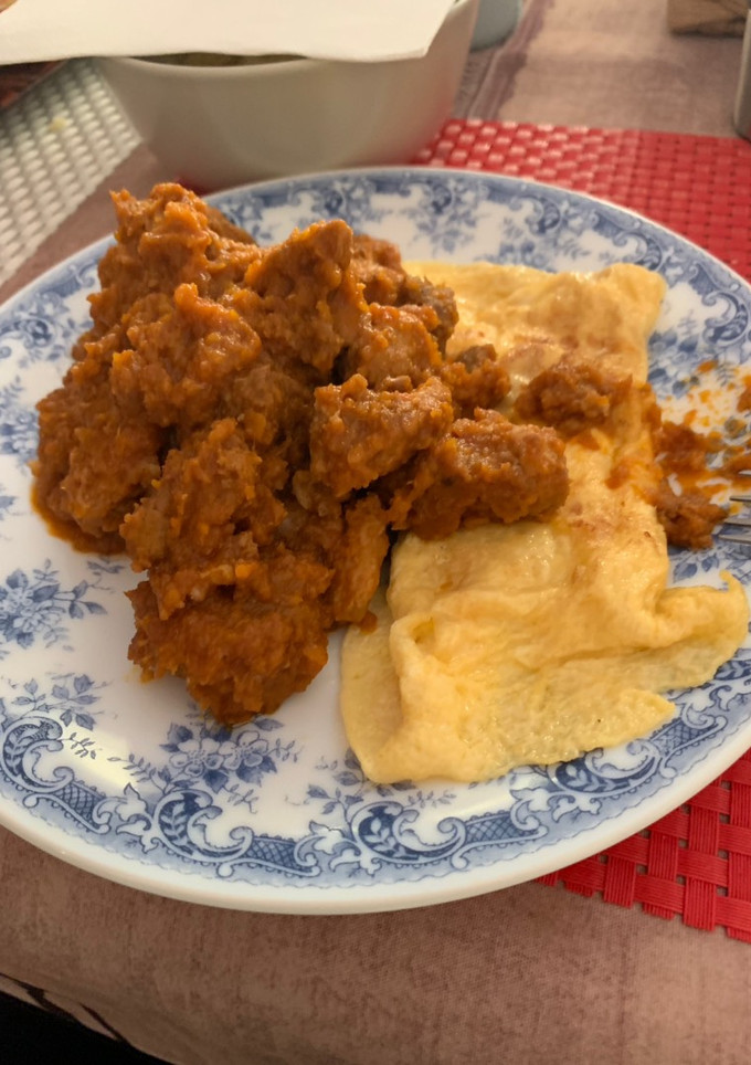 Una foto de Ragú de cerdo con tortilla francesa
