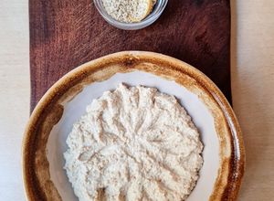 Una foto de Tahini o tahina, pasta de semillas de sésamo 🌱