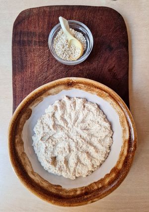 Una foto de Tahini o tahina, pasta de semillas de sésamo 🌱