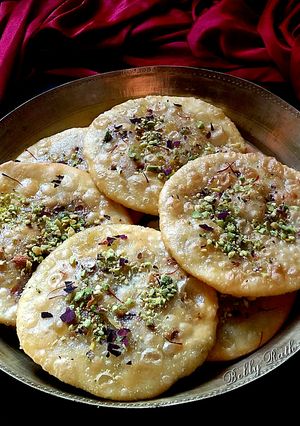 A picture of Shahi dry fruits mawa kachori.