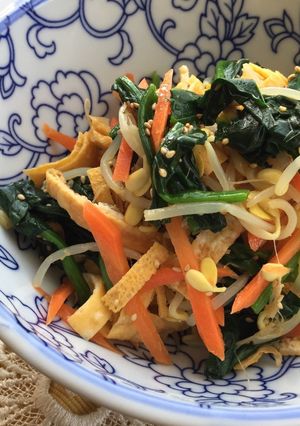 A picture of Colorful vegetables salad.