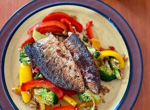 Hình của món Cá Nục Áp Chảo Ăn Kèm Rau Súp Lơ Và Ớt Chuông Xào Sa Tế.