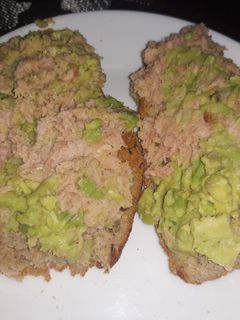 Una foto de Desayuno fit, tostadas con aguacate y atún
