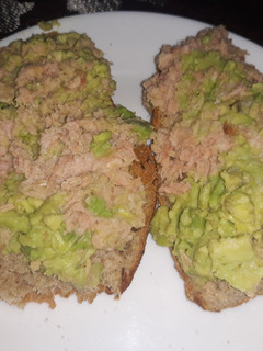 Foto principal de Desayuno fit, tostadas con aguacate y atún