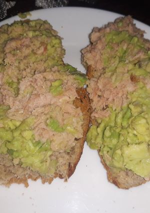 Foto principal de Desayuno fit, tostadas con aguacate y atún