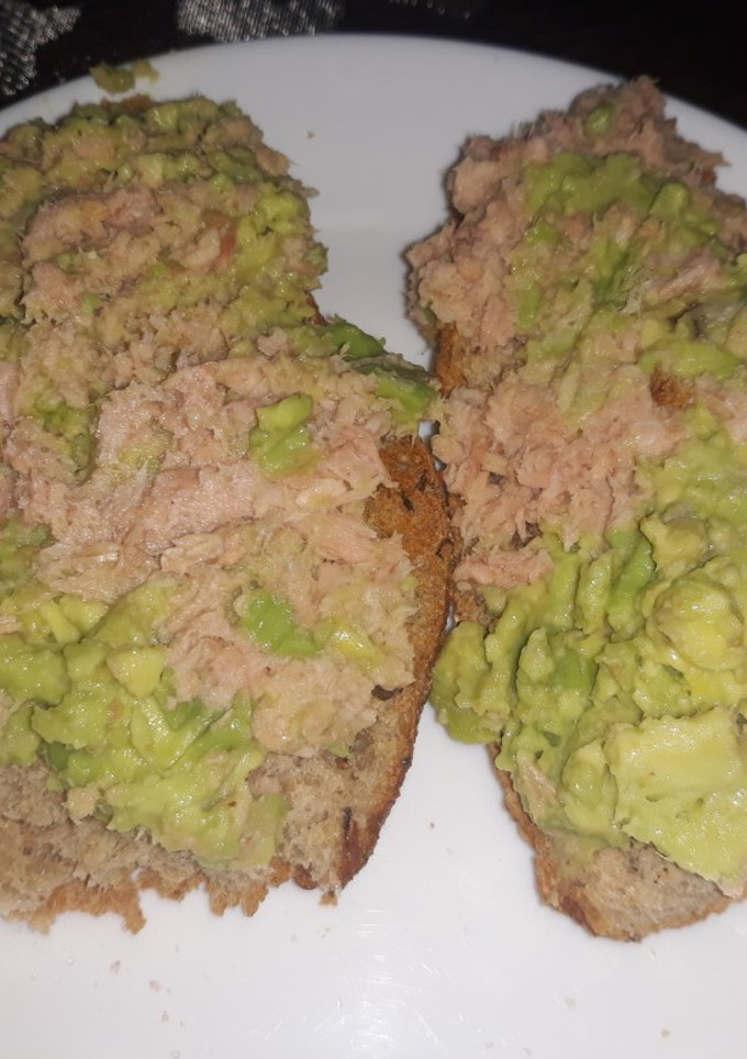 Una foto de Desayuno fit, tostadas con aguacate y atún