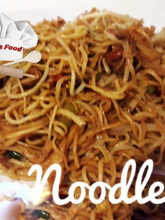Una foto de Pad See Ew 🇹🇭 noodles de arroz con pollo y brócoli