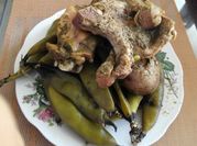 Una foto de pollo y chuletas al horno
