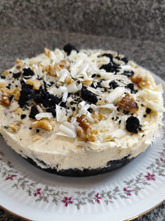 Una foto de Cheesecake de chocolate blanco y oreo