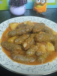 صورة لوصفة كفتة الأرز بالصلصة والبطاطس طعمها حكاية