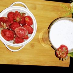 A picture of Strawberry shake.