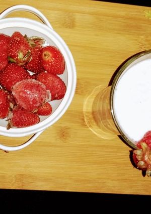 A picture of Strawberry shake.