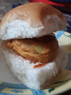 मुबंई वडापाव (vada pav recipe in marathi) रेसिपी चे मुख्य फोटो