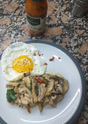 Una foto de Tiritas de pata y muslo al wok