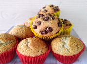 Una foto de muffins de banana
