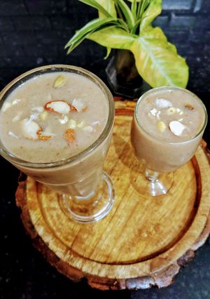 केला डेट्स मिल्कशेक रेसिपी मुख्य फोटो