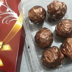A picture of Ferrero rocher.