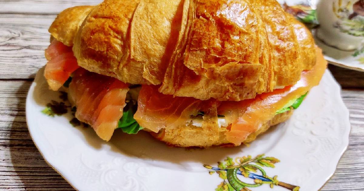Круассан с семгой и сливочным сыром. Круассан сэндвич. Круассаны с красной рыбой и творожным. Мини круассан с лососем. Круассан с семгой.