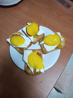 Una foto de Tostas de mermelada de manga con queso fresco y chip de manga