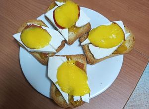 Foto principal de Tostas de mermelada de manga con queso fresco y chip de manga