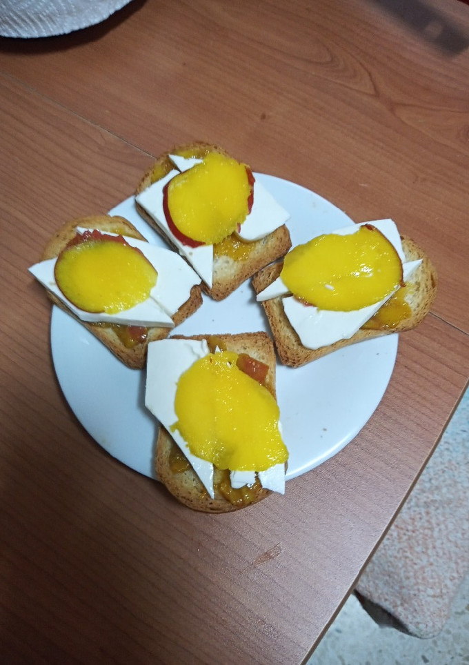 Una foto de Tostas de mermelada de manga con queso fresco y chip de manga