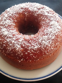 Una foto de Bolo de Fubá y Coco, con Goiabada. (Torta de Polenta y Coco, con un toque de Guayaba)