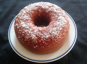 Una foto de Bolo de Fubá y Coco, con Goiabada. (Torta de Polenta y Coco, con un toque de Guayaba)