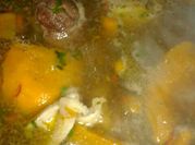 Una foto de caldo para mondongo
