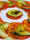 Carpaccio de Tomates Pepinos e molho de Alcaparras com Mostarda