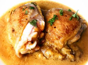 Una foto de Contramuslos de pollo con salsa cremosa de calabaza y queso Skyr