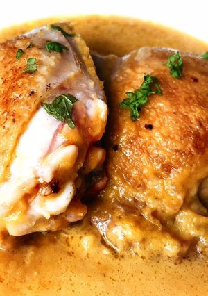 Una foto de Contramuslos de pollo con salsa cremosa de calabaza y queso Skyr