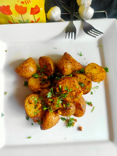 रोस्टेड गार्लिक पोटैटो (Roasted Garlic potato recipe in Hindi) रेसिपी मुख्य फोटो