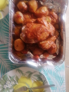 Una foto de Pollo relleno Al horno con patatas