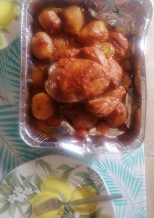 Una foto de Pollo relleno Al horno con patatas