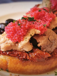 Una foto de Pincho de Hígado de Bacalao, Tomates secos y Huevas de lumpo