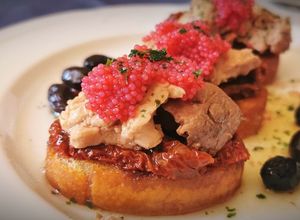 Una foto de Pincho de Hígado de Bacalao, Tomates secos y Huevas de lumpo