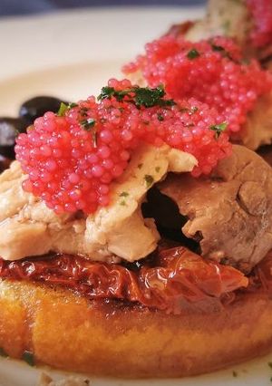 Una foto de Pincho de Hígado de Bacalao, Tomates secos y Huevas de lumpo