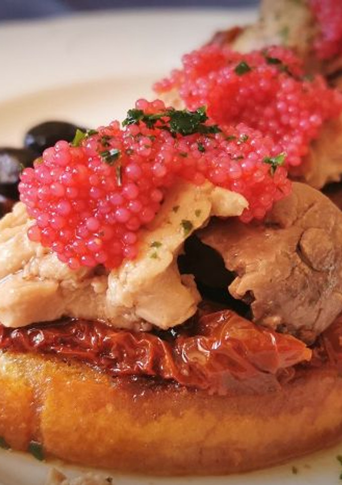 Una foto de Pincho de Hígado de Bacalao, Tomates secos y Huevas de lumpo