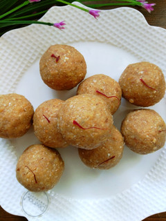 पोहा लड्डू (Poha Laddoo Recipe in Hindi) रेसिपी मुख्य फोटो