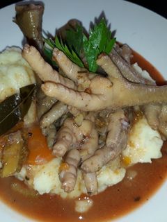 Una foto de Patitas de pollo al jugo