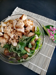 Una foto de Ensalada de pollo con vinagreta de miel